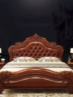 ⁦سرير غرفة نوم مع كمودينة بتصميم ملكي⁩ - الصورة ⁦3⁩