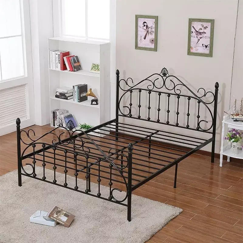سرير معدني بتصميم كلاسيكي فخم