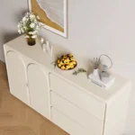⁦طاولة بوفيه جانبي مودرن مع تخزين وأبواب مقوسة⁩ - الصورة ⁦3⁩