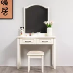 تسريحة مكياج مع مراية وكرسي