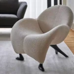 كرسي مفرد بتصميم هندسي مميز