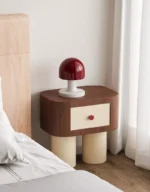 طاولة جانبية بتصميم بسيط