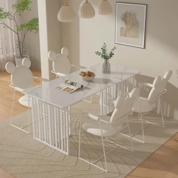 طاولة طعام مع كراسي بتصميم فرنسي