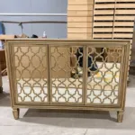 بوفيه تخزين بأبواب مرايا وتصميم هندسي أنيق